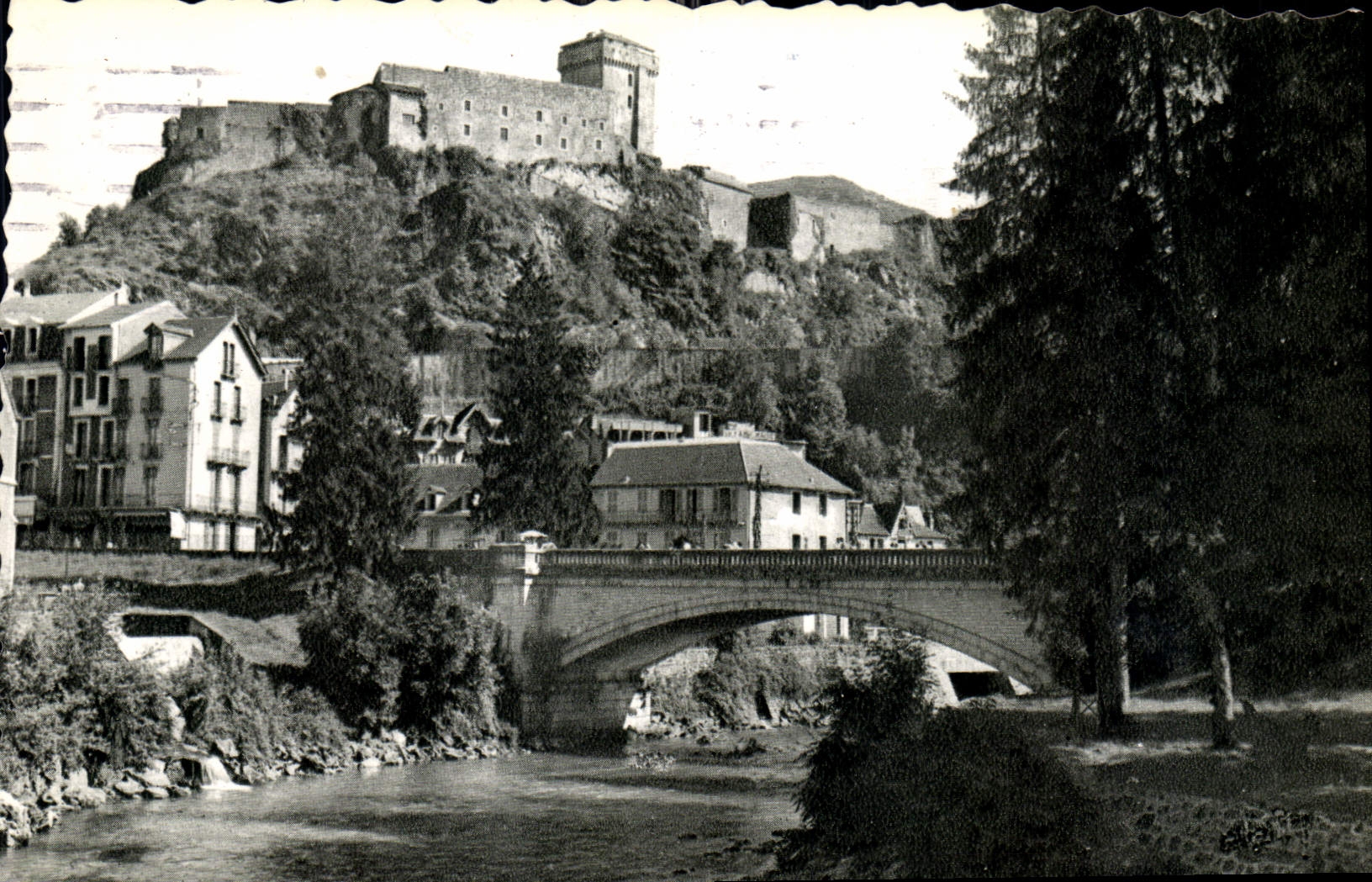 CPA Lourdes Le Chateau fort et le Gave 