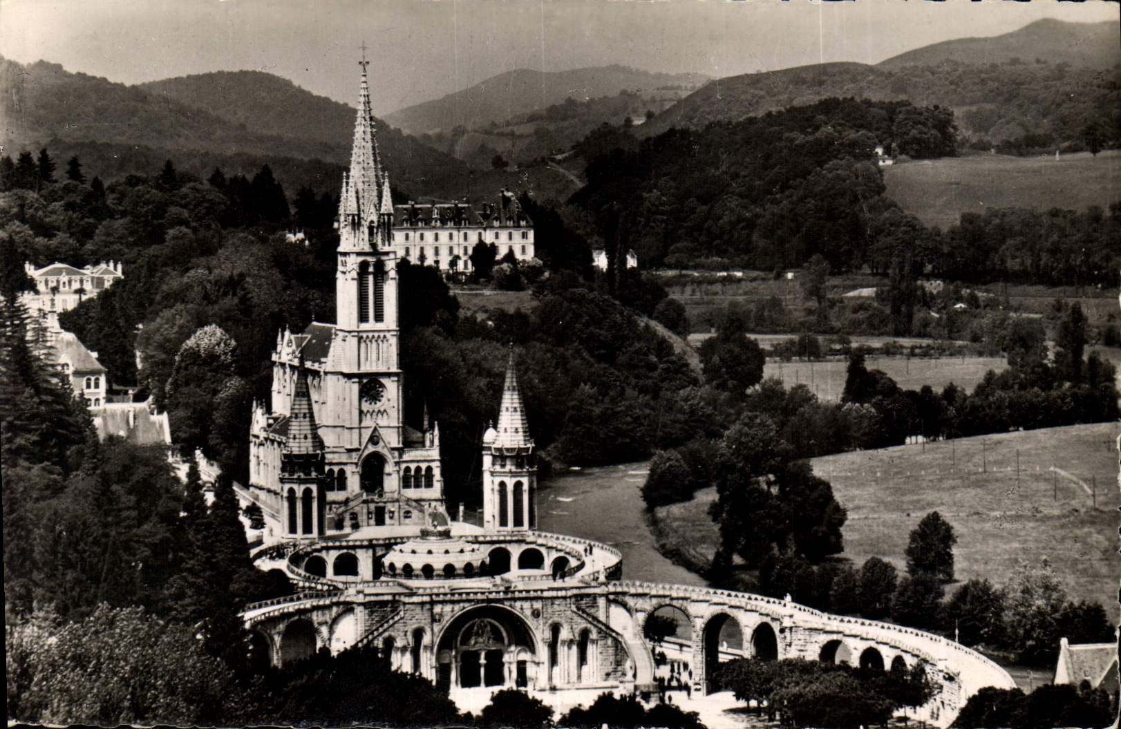 CPA Lourdes La Basilique vue du Chateau Fort 
