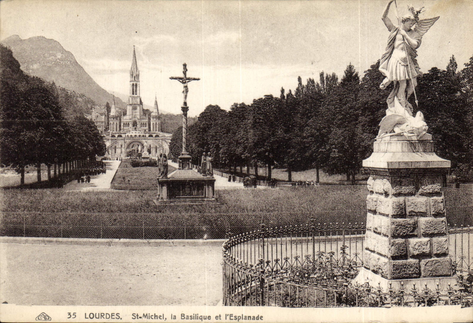 CPA Lourdes St Michel la Basilique et l'Esplanade 
