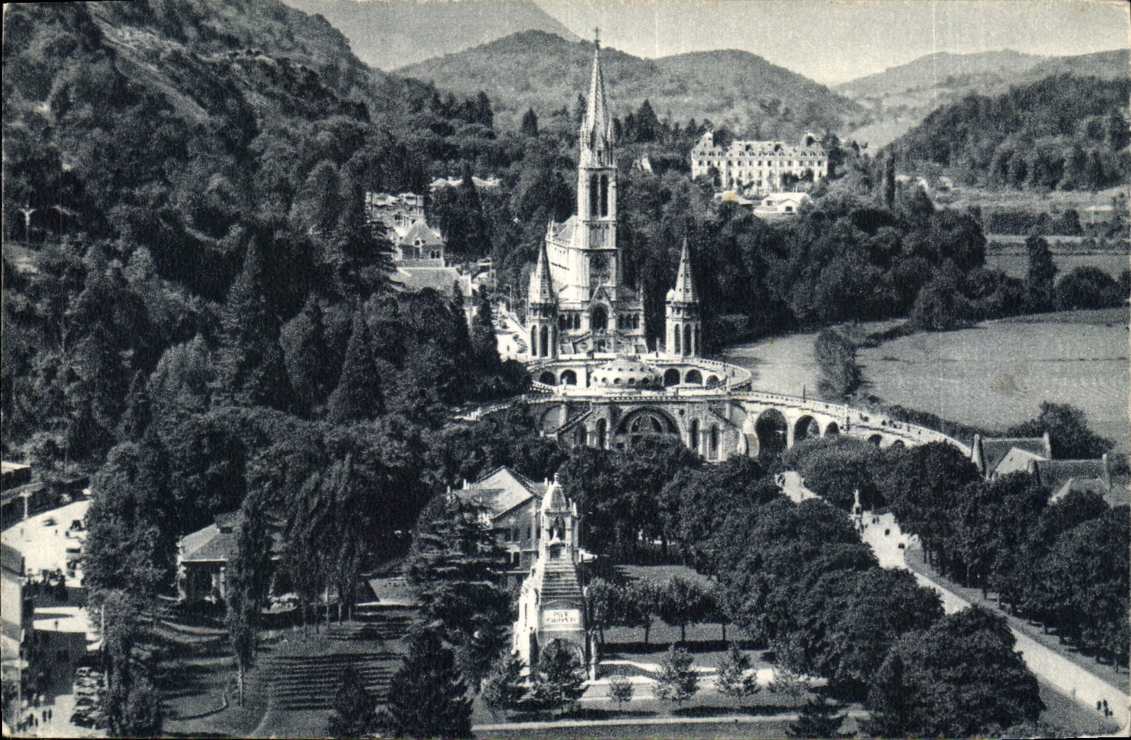 CPA Lourdes La Basilique et le Monument Interallie vus du Chateau Fort 