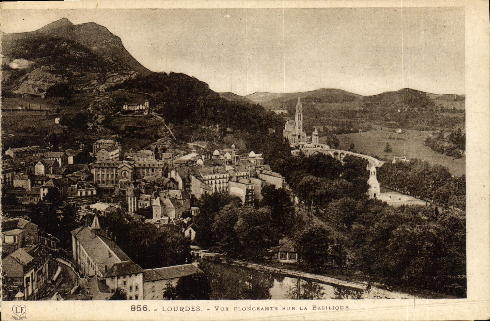 CPA Lourdes Vue Plongeante sus La Basilique 