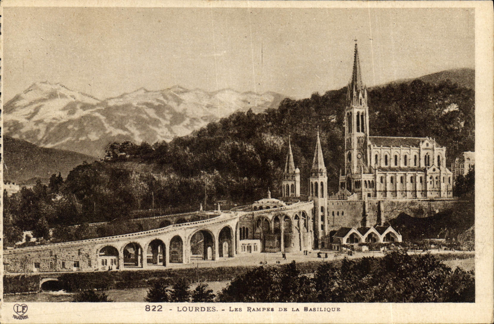 CPA Lourdes Les Rampue de La Basilique 
