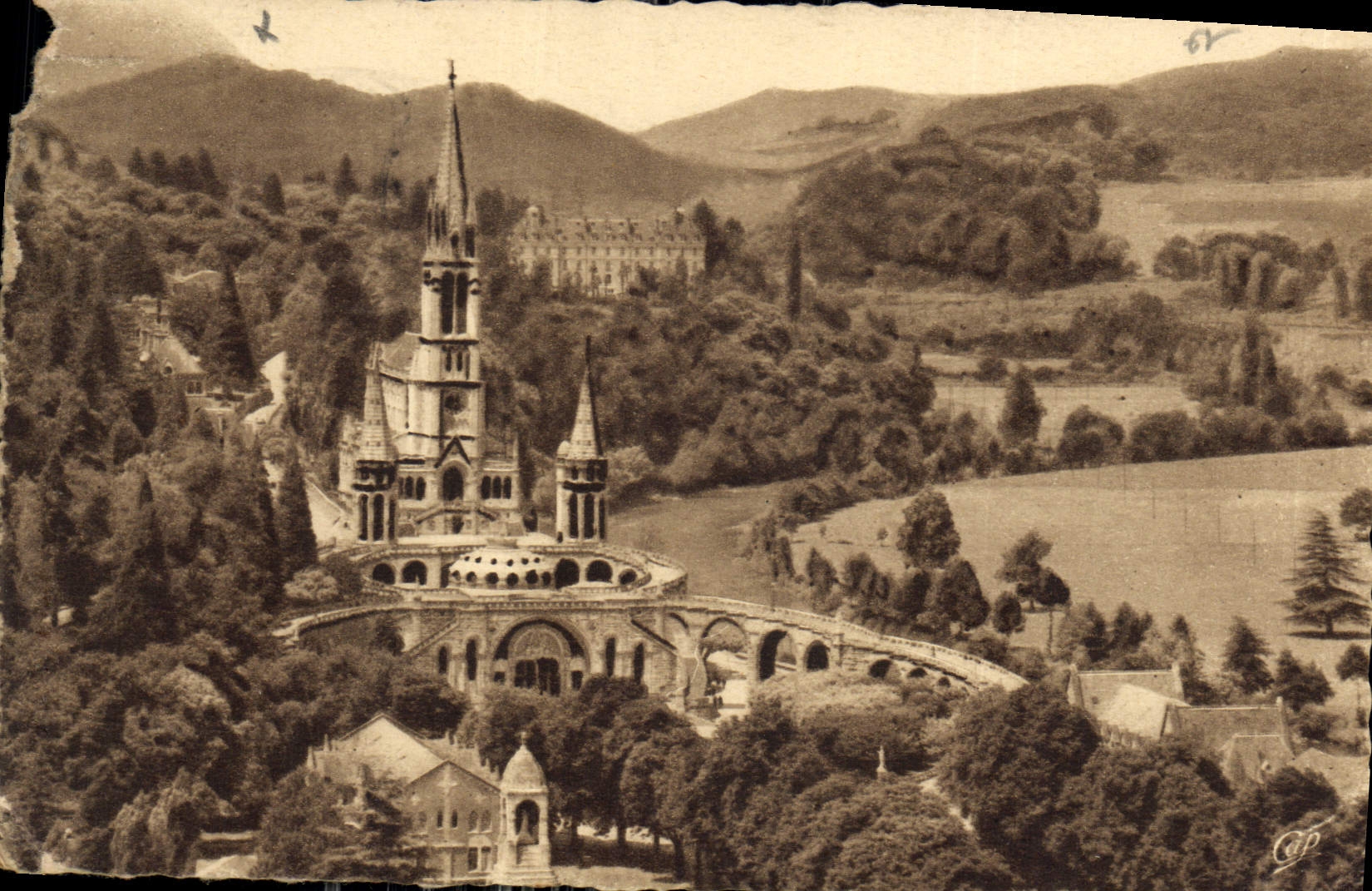 CPA Lourdes La Basilique et la Monument Interallie 