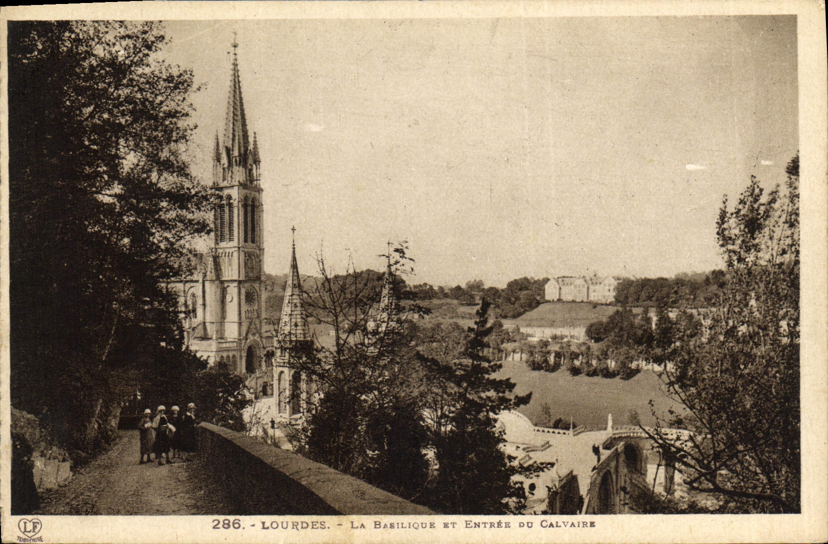 CPA Lourdes La Basilique et Entree du Calvaire 