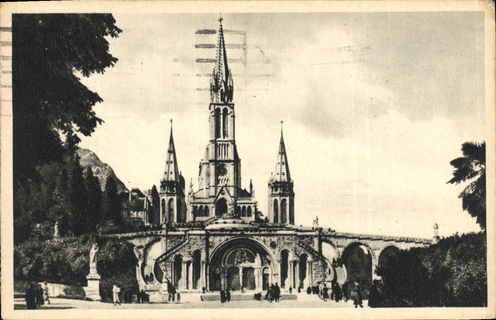 CPA Lourdes La Basilique vue de face 