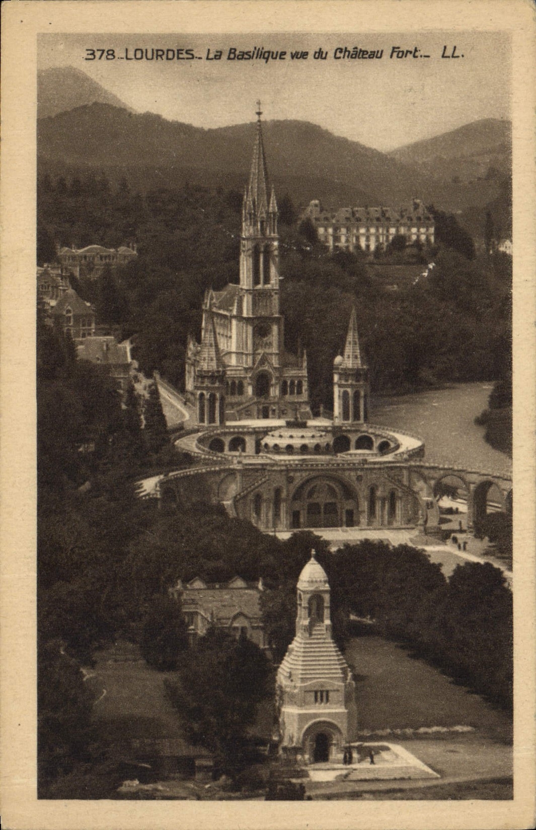 CPA Lourdes La Basilique vue du Chateau Fort 