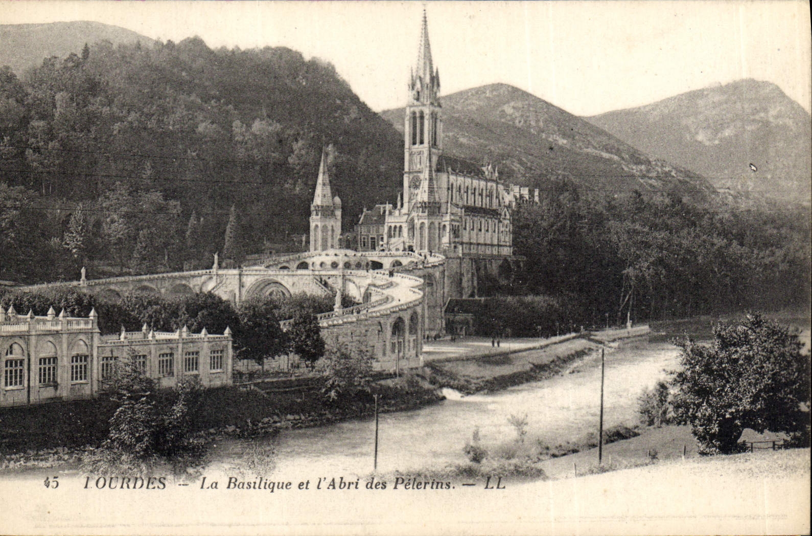 CPA Lourdes La Basilique et l'Abri des Peterins 