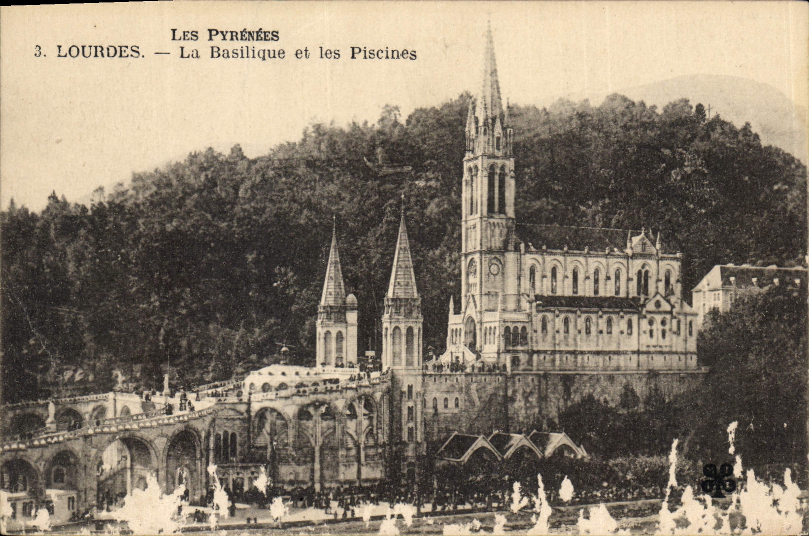 CPA Lourdes La Basilique et les Piscines 