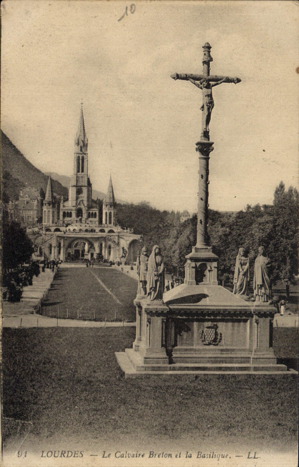 CPA Lourdes La Calvaire Breton et la Basilique 