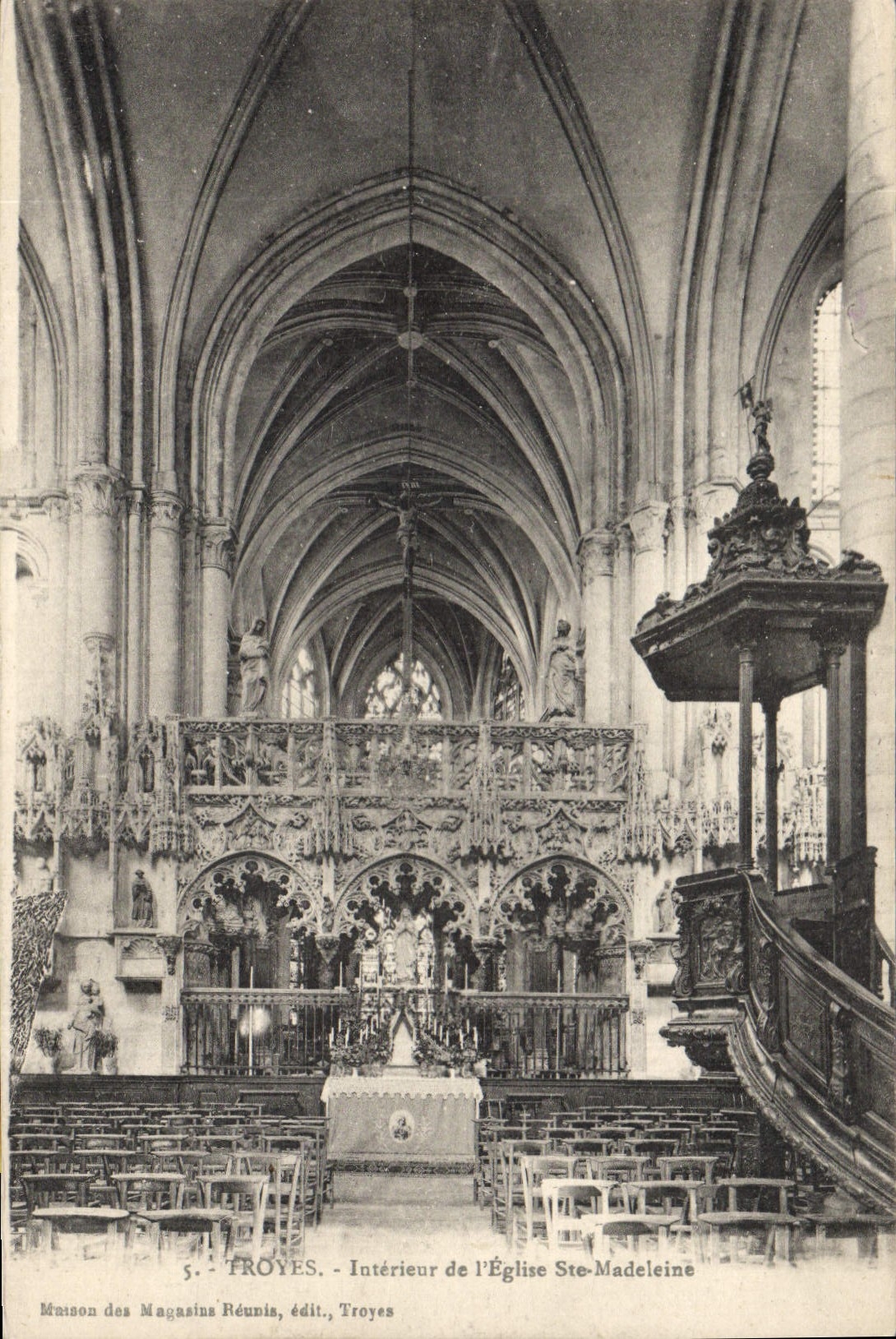 CPA Troyes Interieur del'Eglise Sta Madeleine 