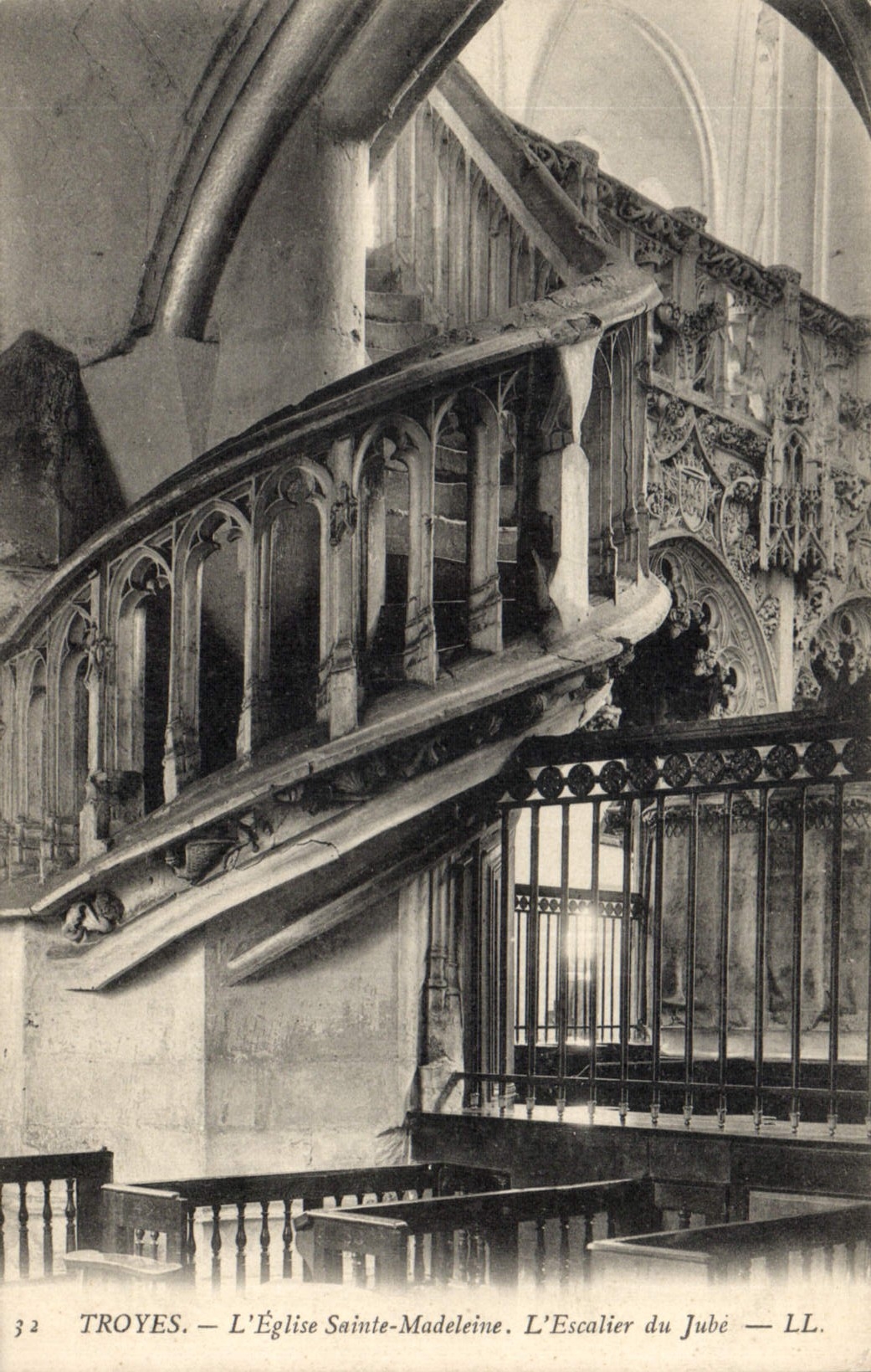 CPA Troyes L'Eglise Sainte Madeleine L'Escalier du Jube 