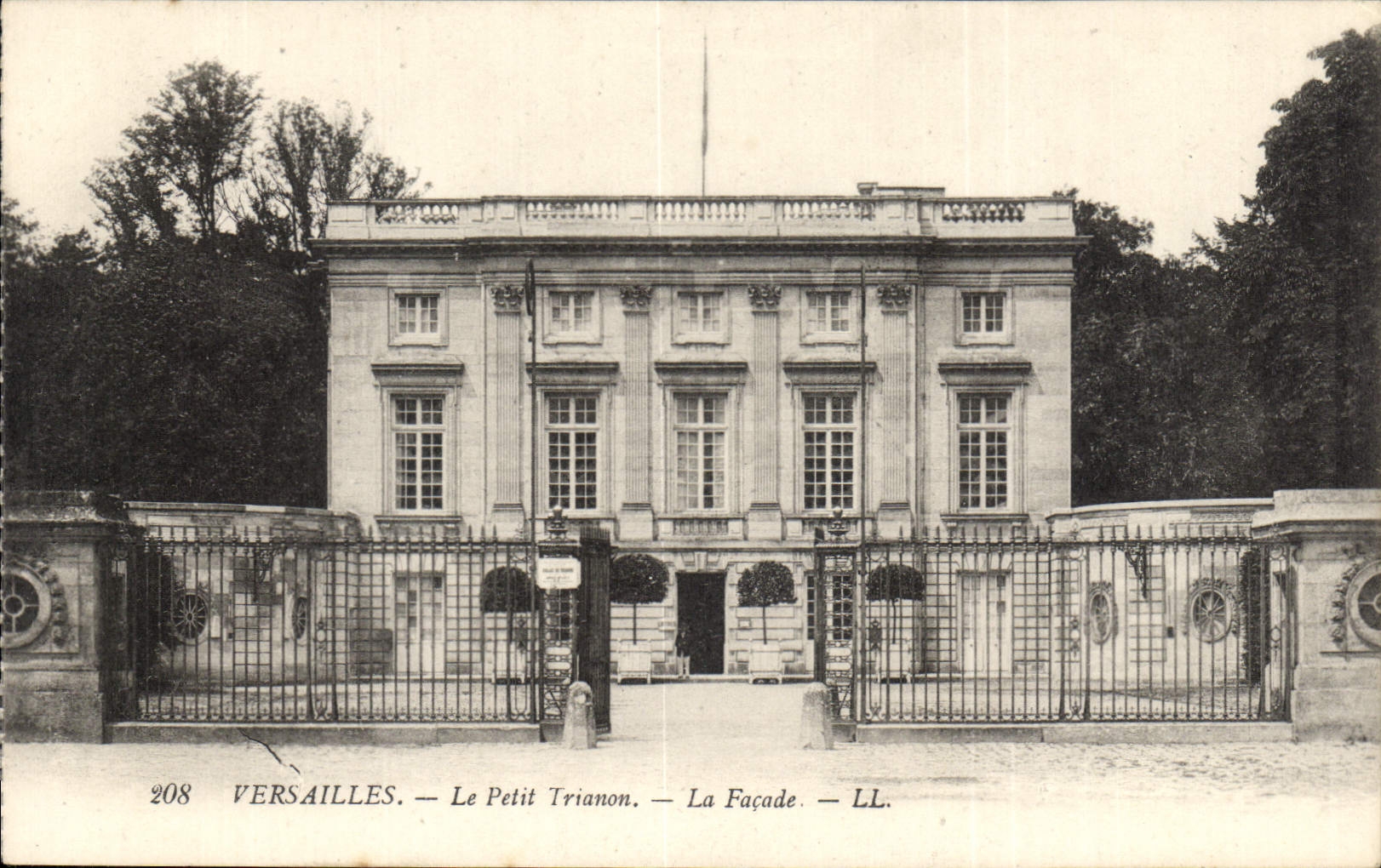 CPA Versailles Le Petit Trianon La Facade 