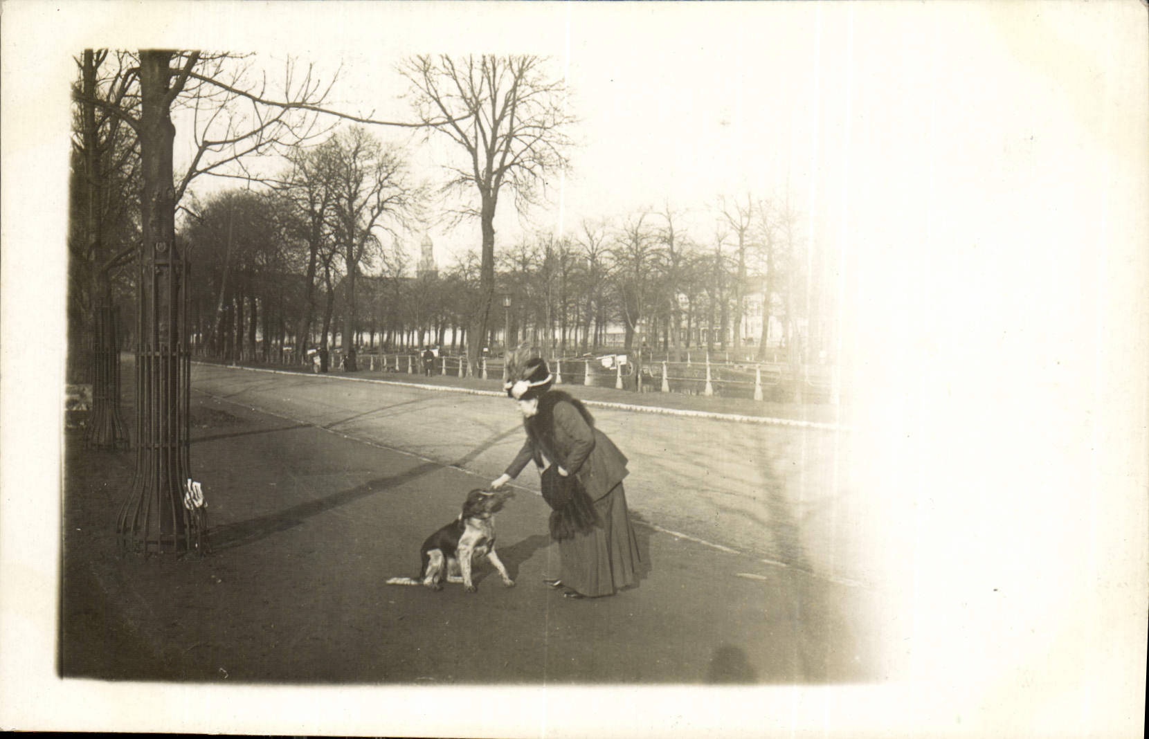 CARTE PHOTO Femme Chien