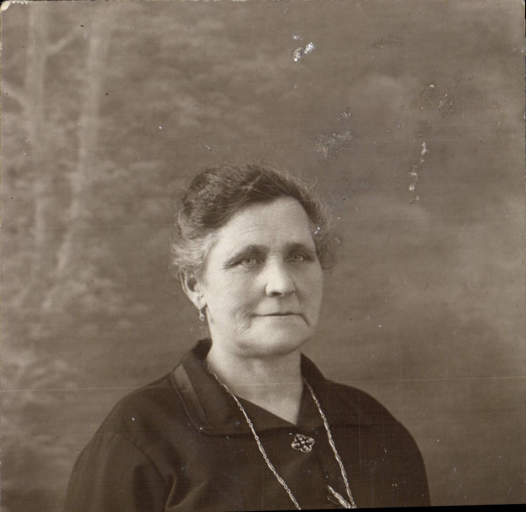 CARTE PHOTO Femme Pommerol