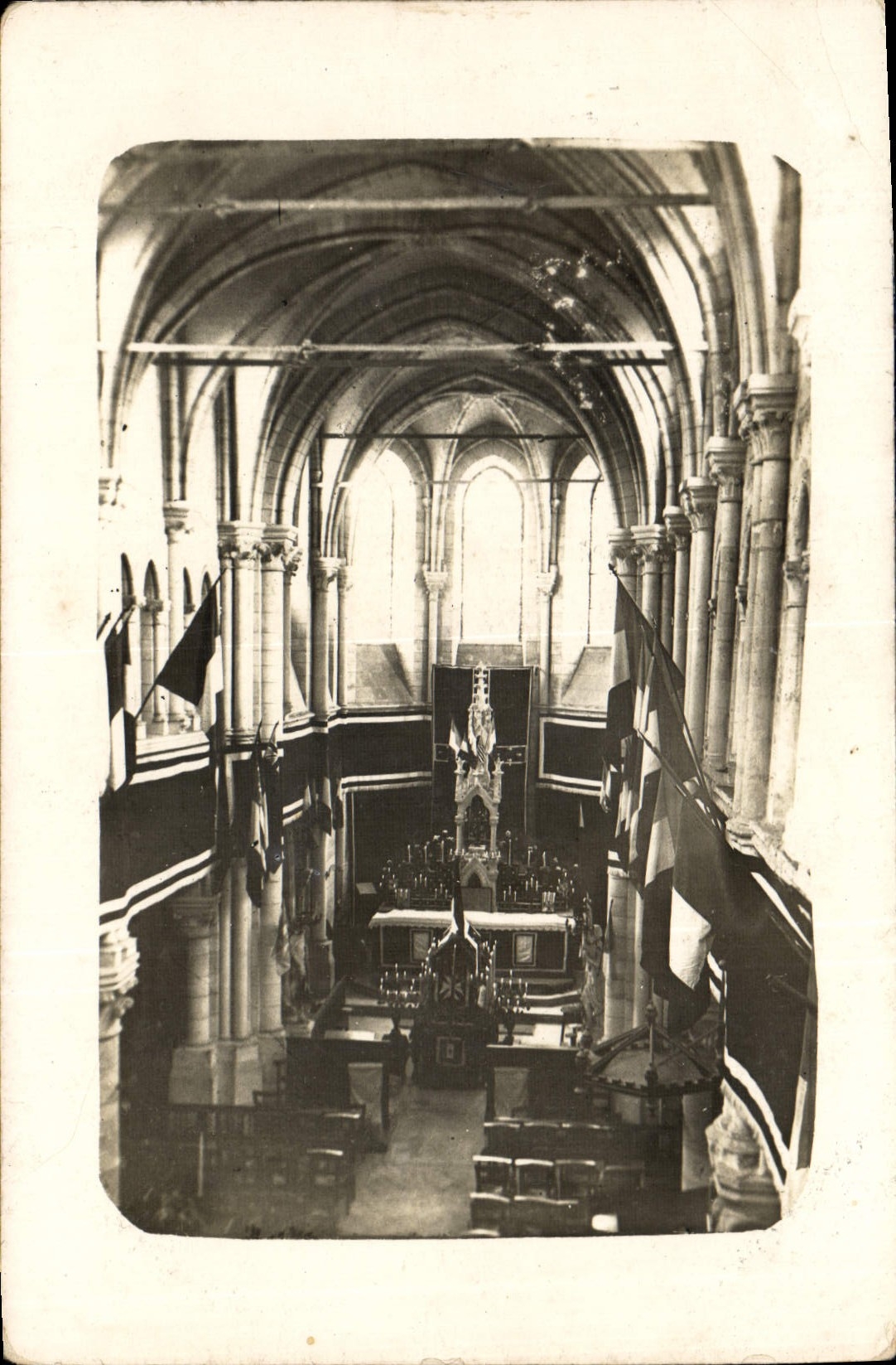 CARTE PHOTO Eglise Drapeaux