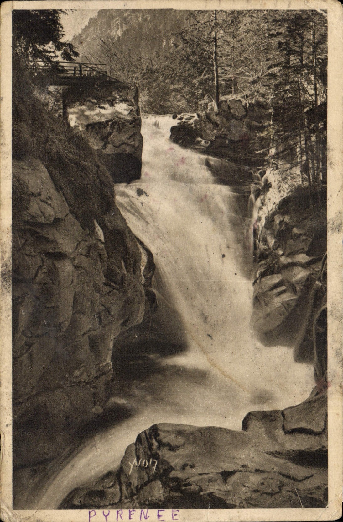 CPA Les Pyrenees Sur la Route du Pont d'Espagne 