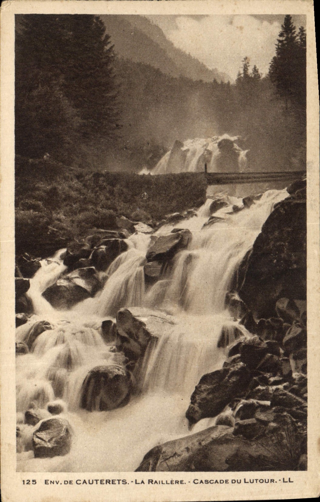 CPA Env de Cauterets La Raillere Cascade du Lutour 
