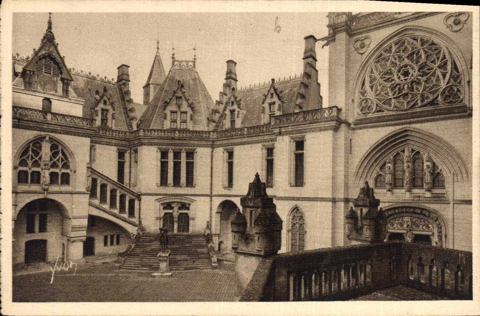 CPA Chateau de Pierrefonds Oise La cour d'Honneur 