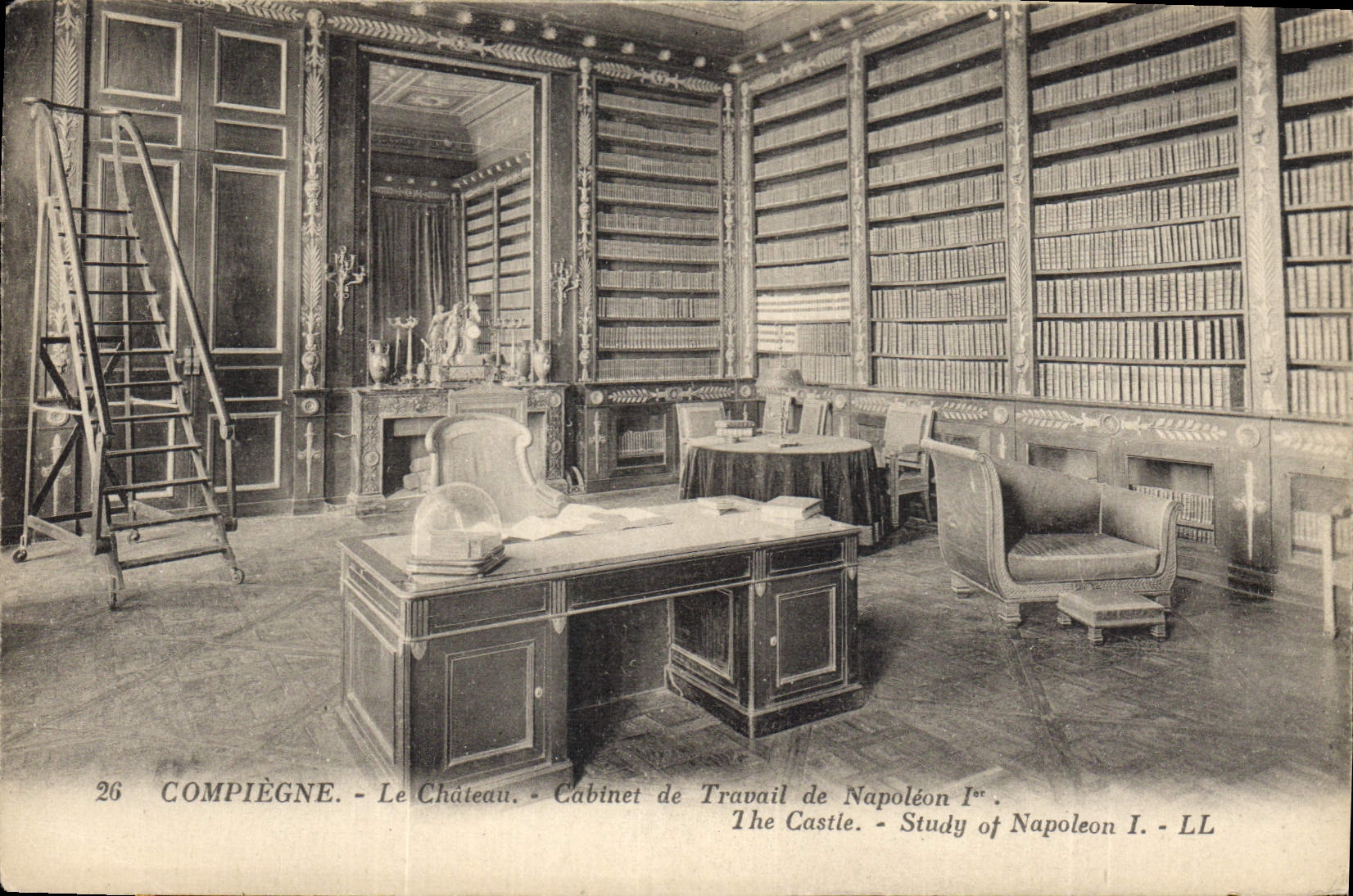 CPA Compiegne Le Chateau Cabinet de Travail de Napoleon I Bibliotheque