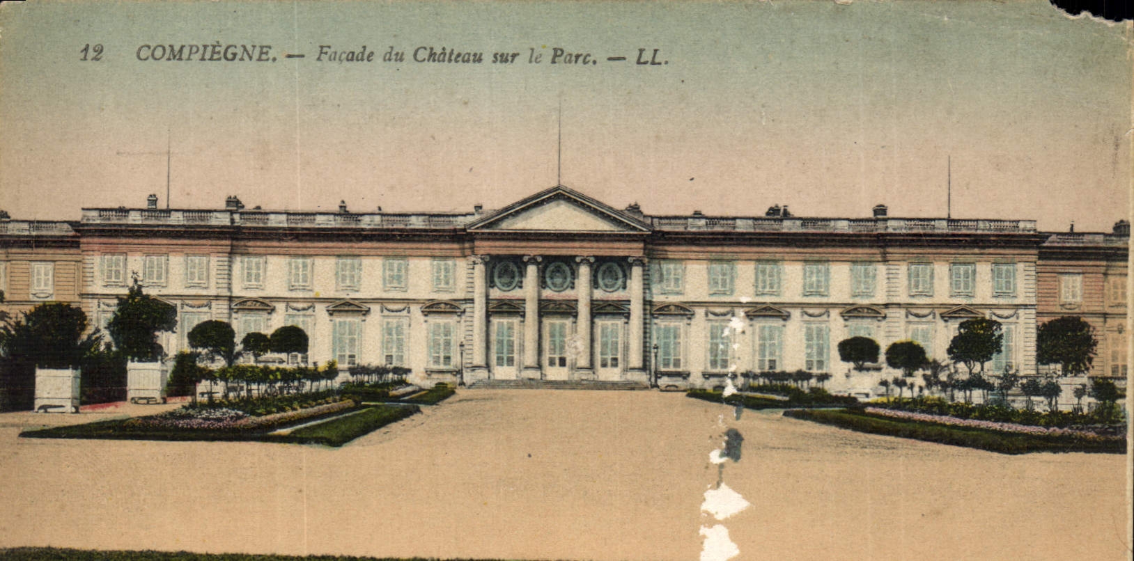 CPA Compiegne Facade du Chateau sur le Parc 