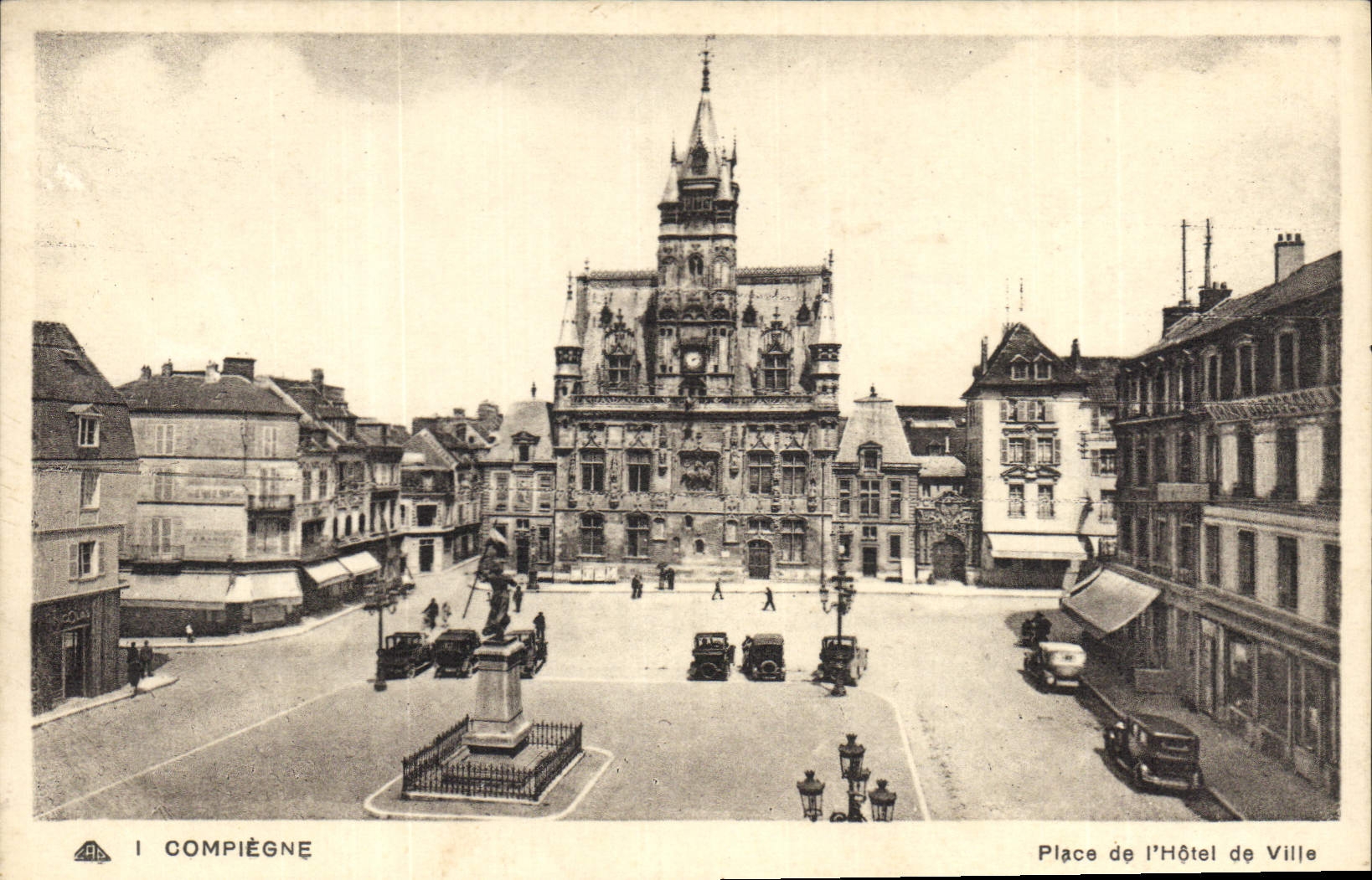CPA Compiegne Place de l'Hotel de Ville 
