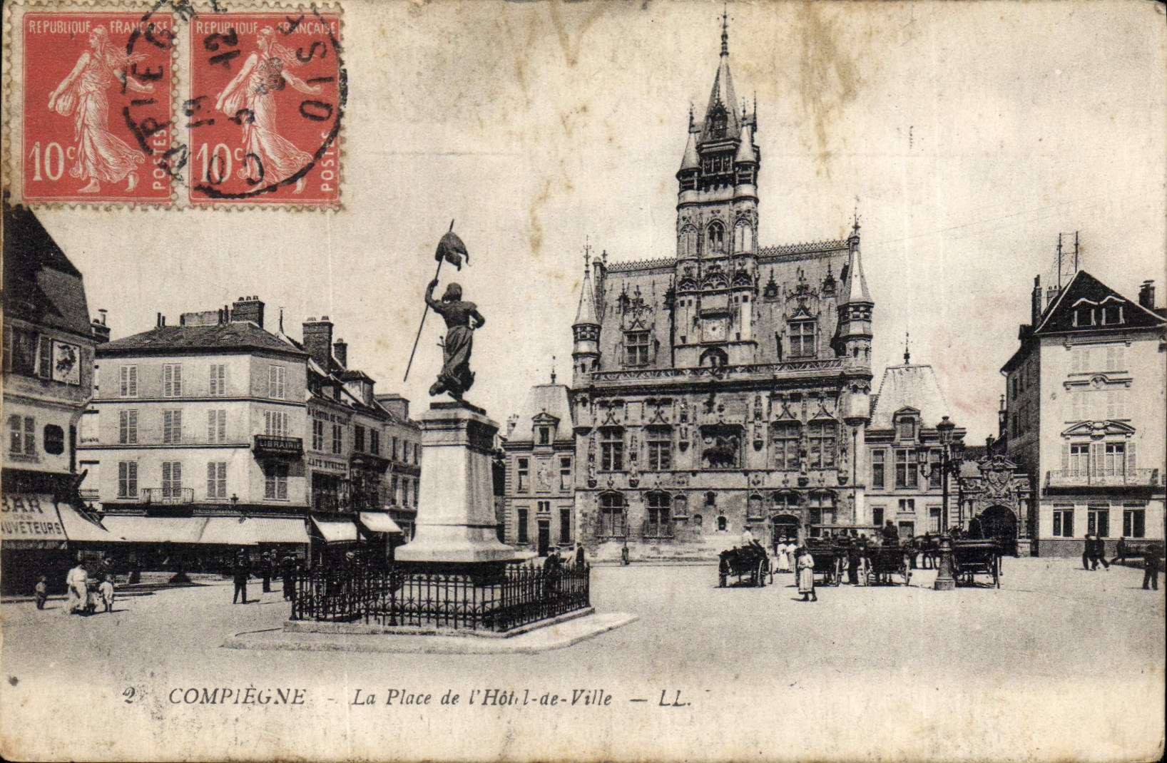 CPA Compiegne La Place de l'Hotel de Ville 
