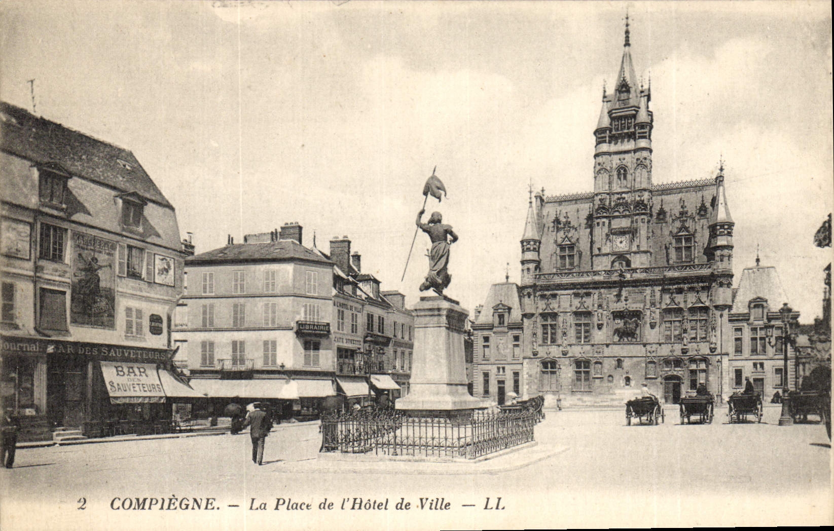 CPA Compiegne La Place de l'Hotel de Ville