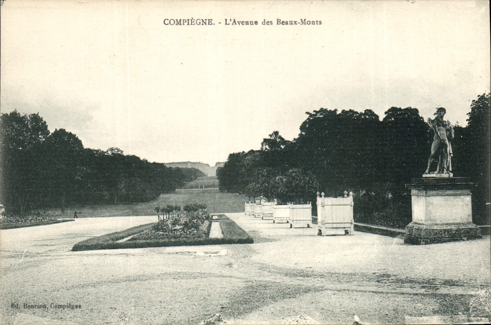 CPA Compiegne L'Avenue des Beaux Monts 