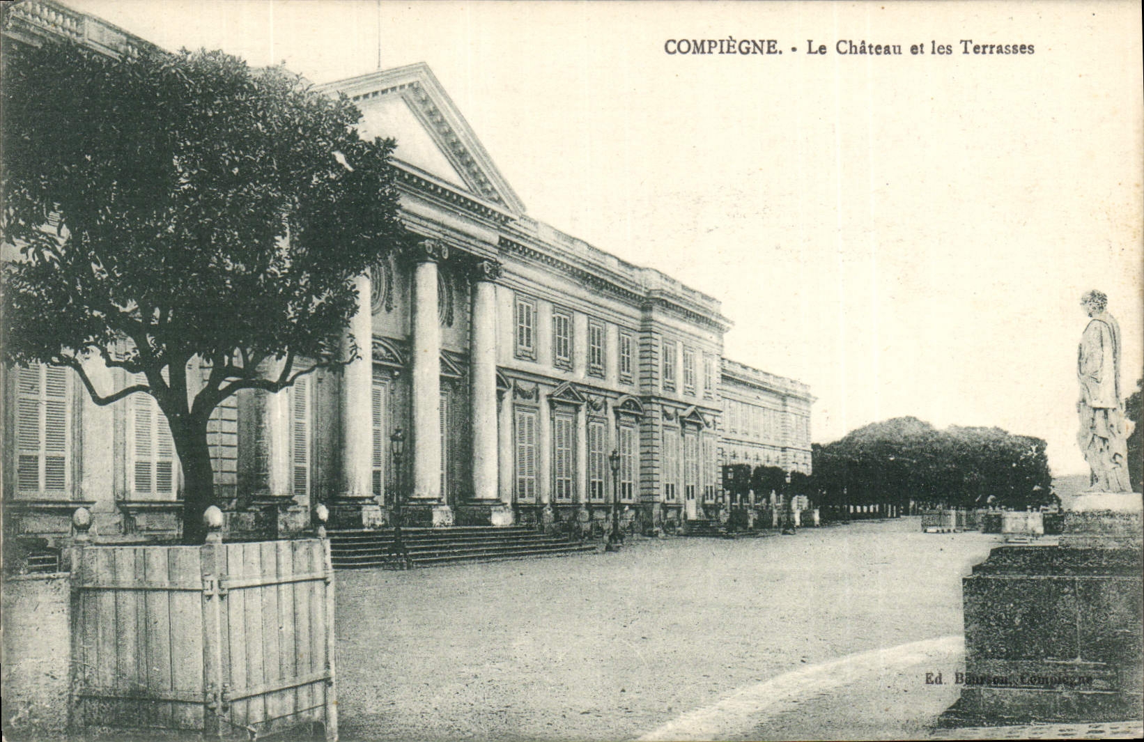 CPA Compiegne Le Chateau et les Terrasses 