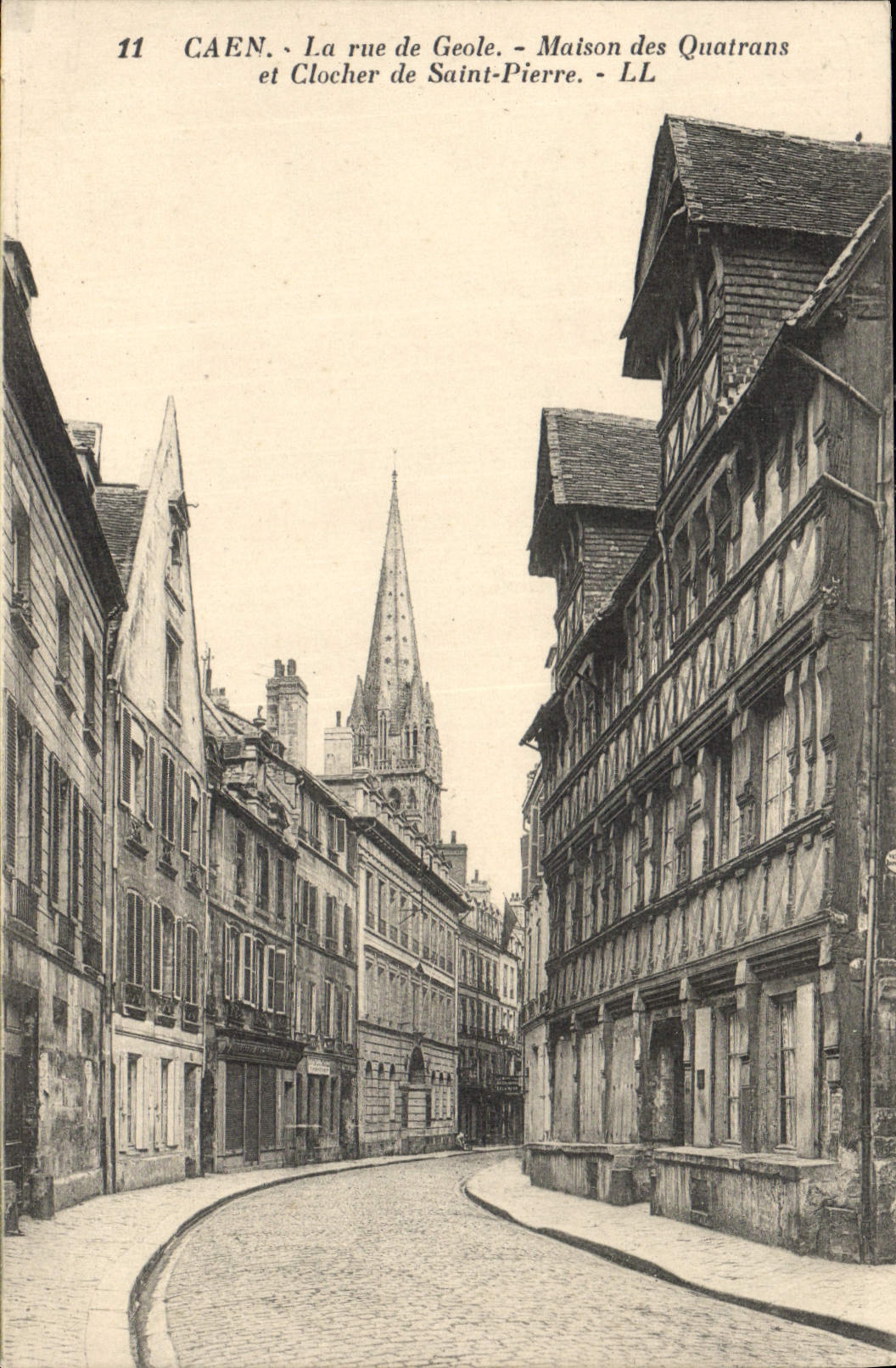 CPA Caen La rue de Geole Maison des Quatrans et Clocher de Saint Pierre