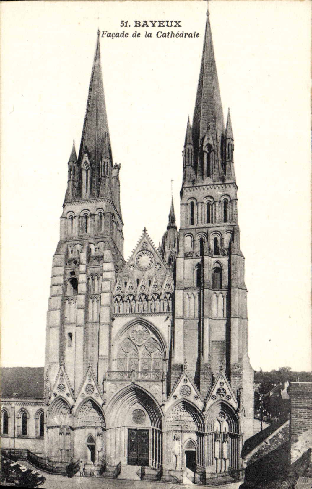 CPA Bayeux Facade de la Cathedrale 