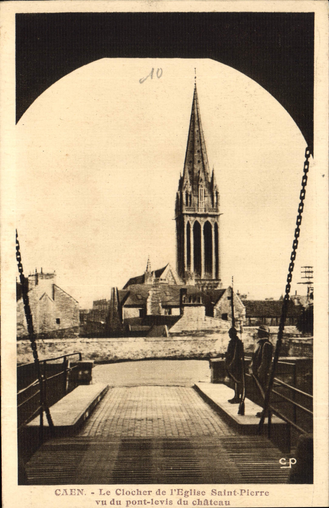 CPA Caen Le Clocher de l'Eglise Saint Pierre vu du pont levis chateau