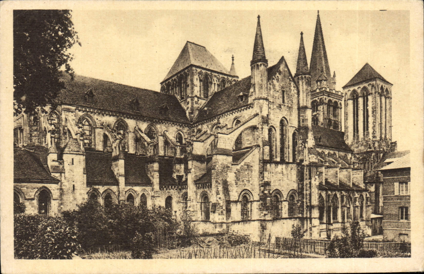 CPA Lisieux Abside de la Cathedrale St Pierre 