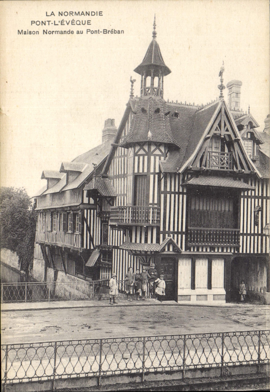 CPA La Normandie Pont L'Eveque Maison Normande au Pont Breban