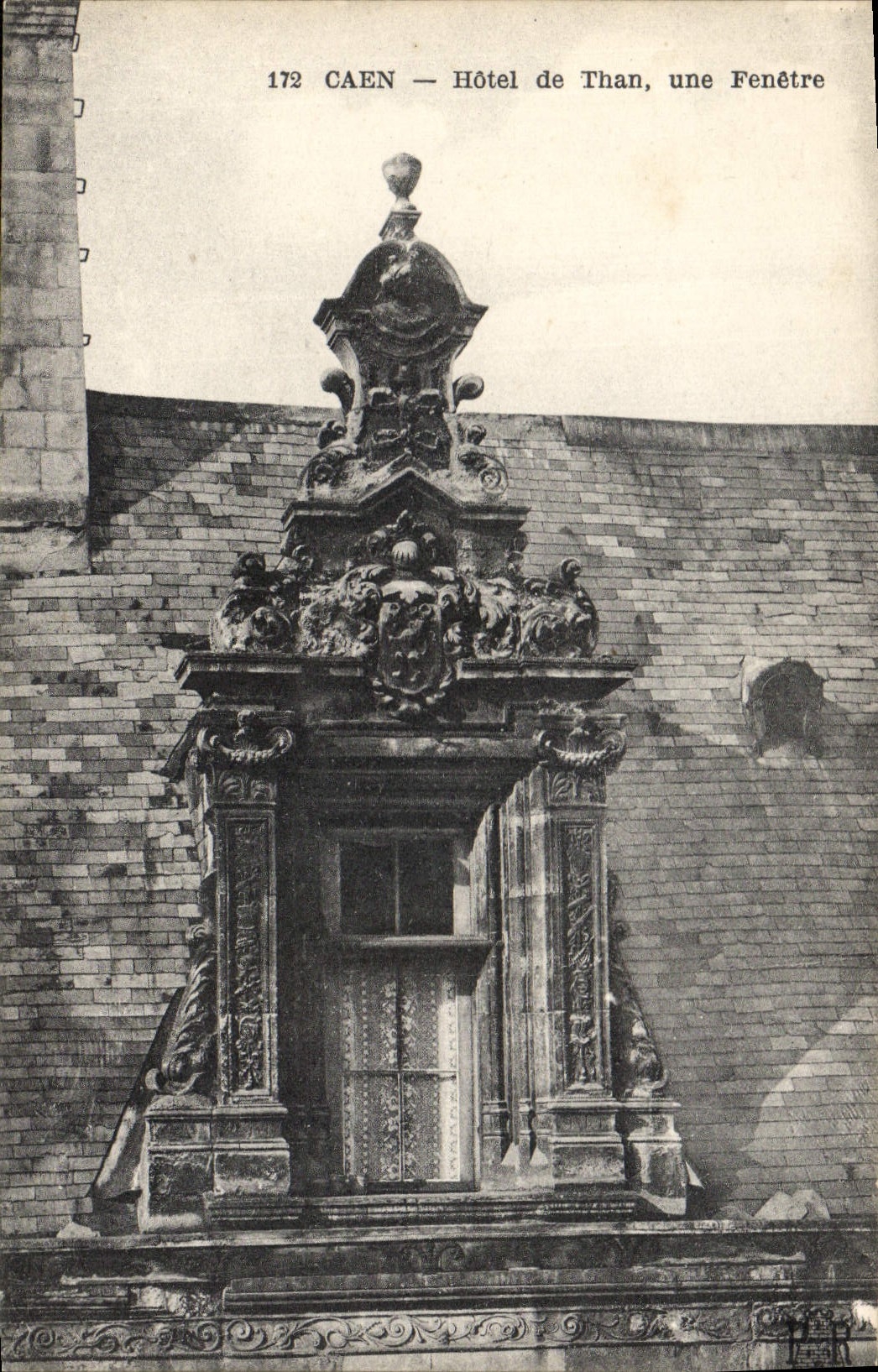 CPA Caen Hotel de Than une Fenetre 