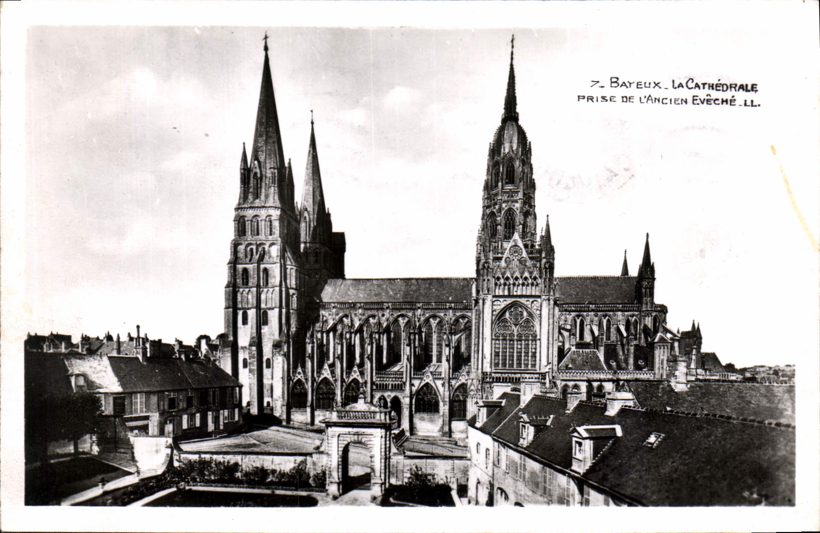 CPA Bayeux La Cathedrale Prixe de L'Ancien Eveche