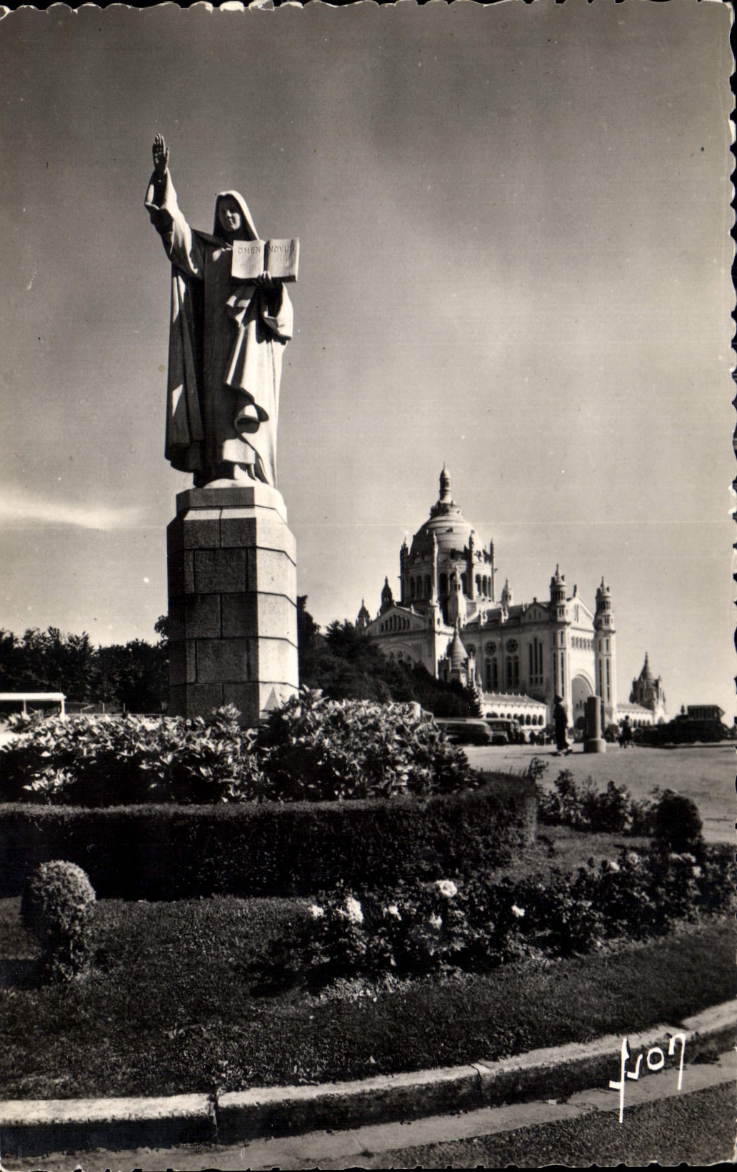 CPA Sainte Therese et la Basilique Sculpteur Robert 