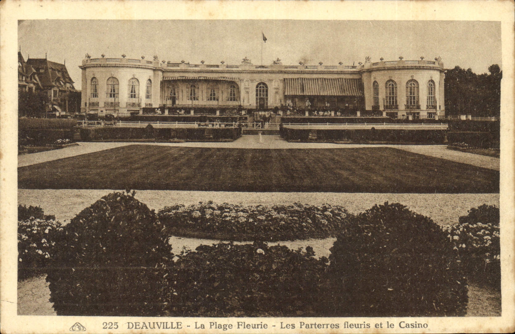 CPA Deauville La Plage Fleurie Les Parterres Fleuris et le Casino