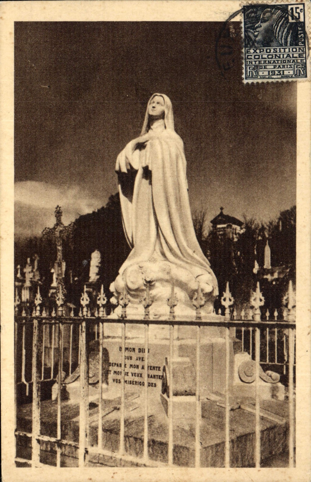 CPA Statue erigee au Cimetiere des Carmelites de Lisieux sur l'emplacement de la derniere tombe de S