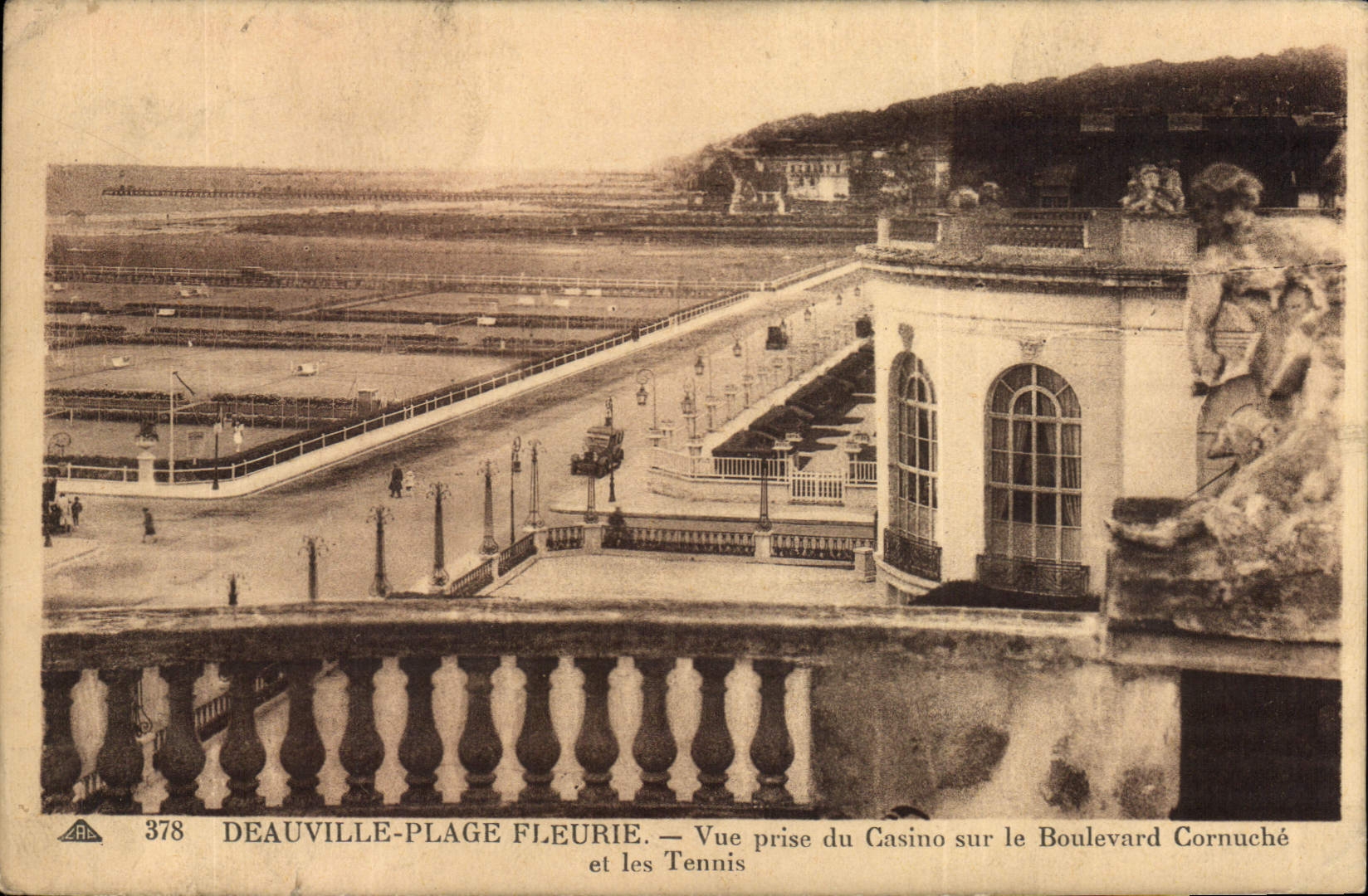 CPA Deauville Plage Fleurie Vue prise du casino sur le Boulevard Cornuche et les Tennis