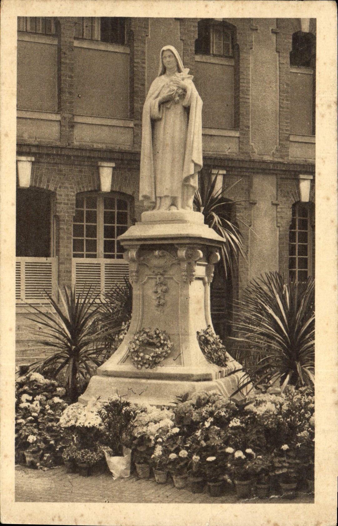 CPA La satue de Sainte Therese de l'Enfant Jesus dans la cour d'entree du Carmel de Lisieux