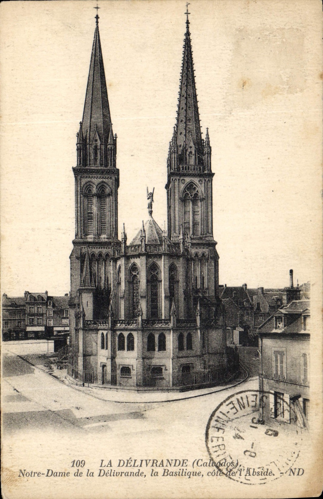 CPA La Delivrande Calvados Notre Dame de la Delivrande la Basilique cote de l'Abside 