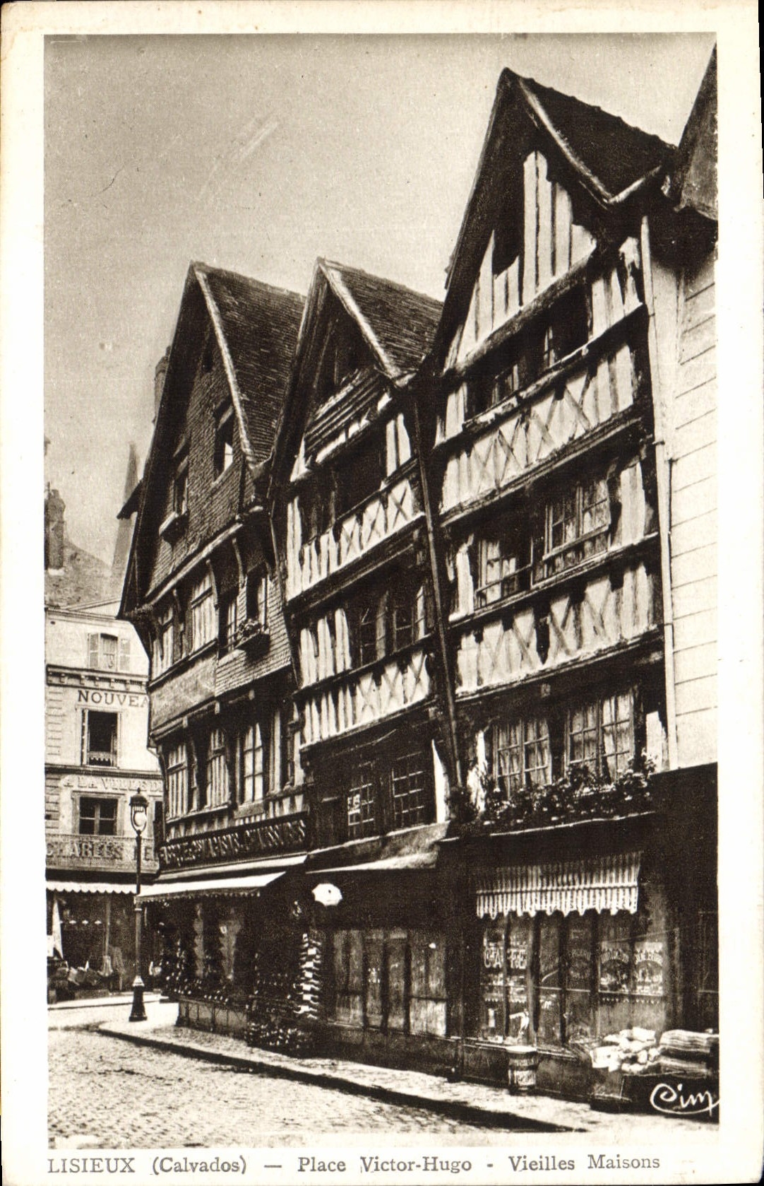 CPA Lisieux Calvados Place Victor Hugo Vieilles Maisons 