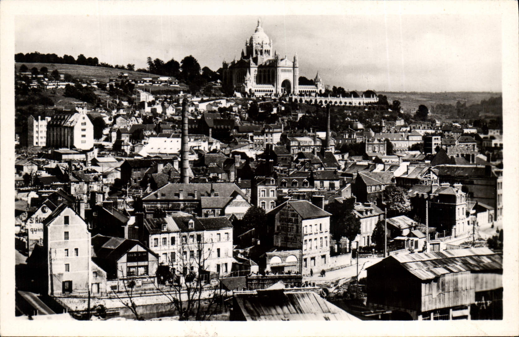 CPA Lisieux Vue generale vers la Basilique 