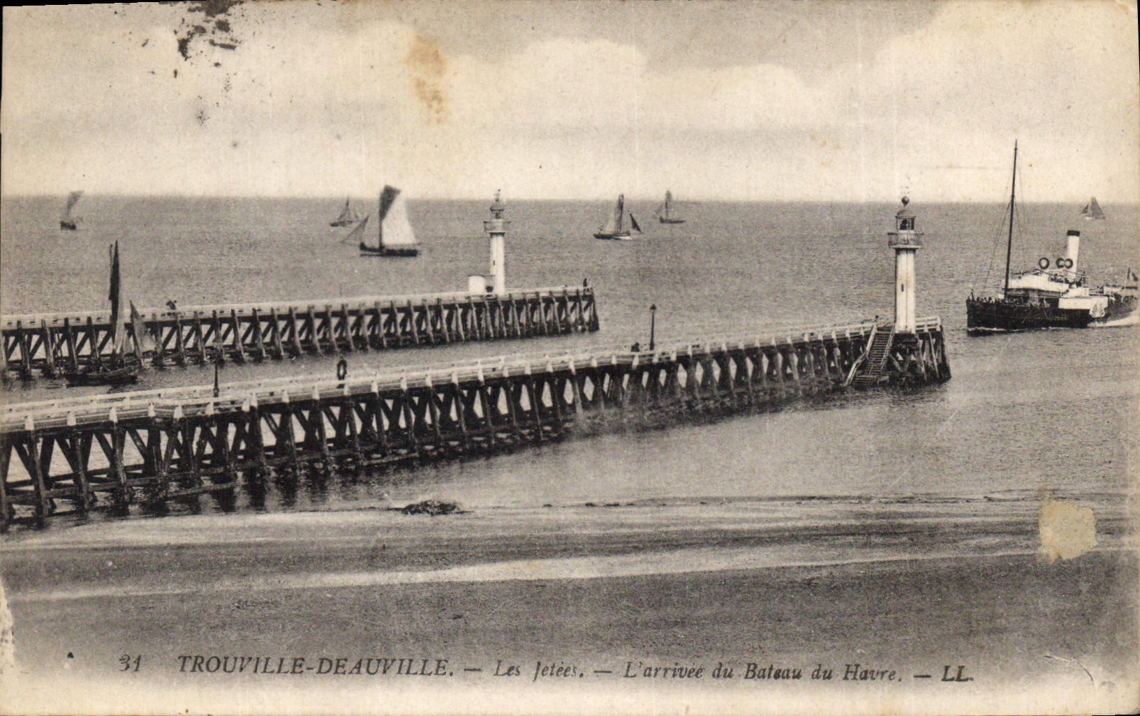 CPA Trouville Deauville Les Jetees L'arrivee du Bateau du Havre
