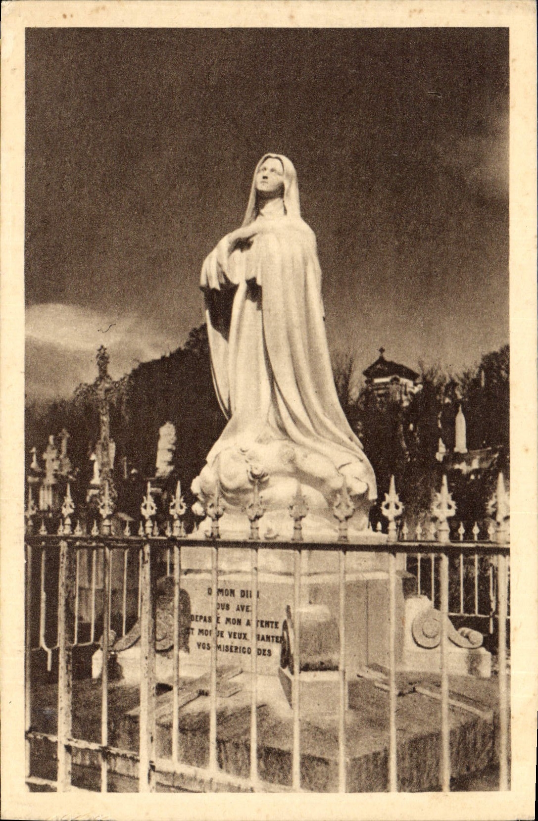 CPA Statue erigee au Cimetiere des Carmelites de Lisieux sur l'emplacement de la derniere tombe de S