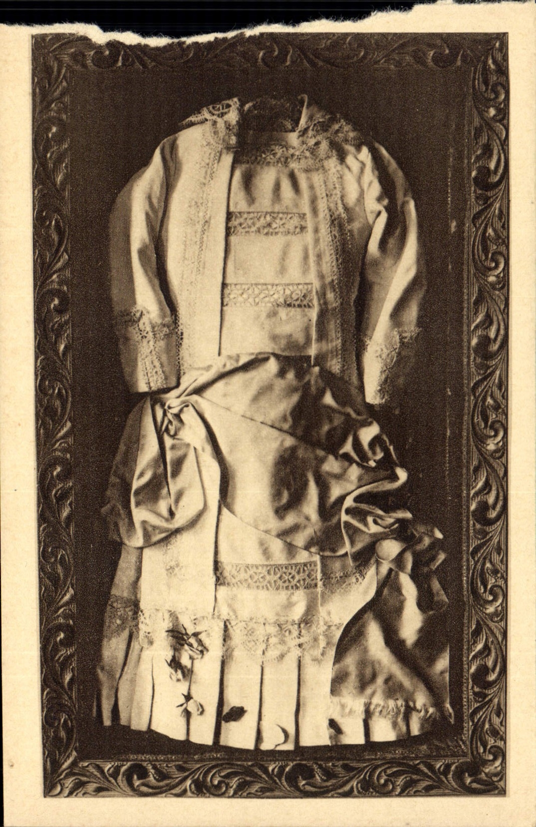 CPA Robe blanche avee ceinture rose dont Sainte Therese de l'Enfant Jesus 