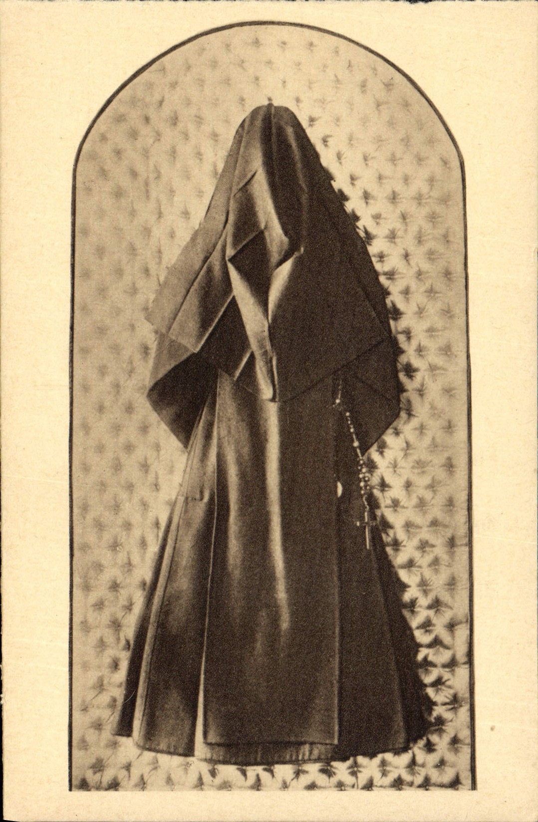 CPA Robe de bure petit voile et chapelet de Seinte Therese de l'Enfant Jesus 