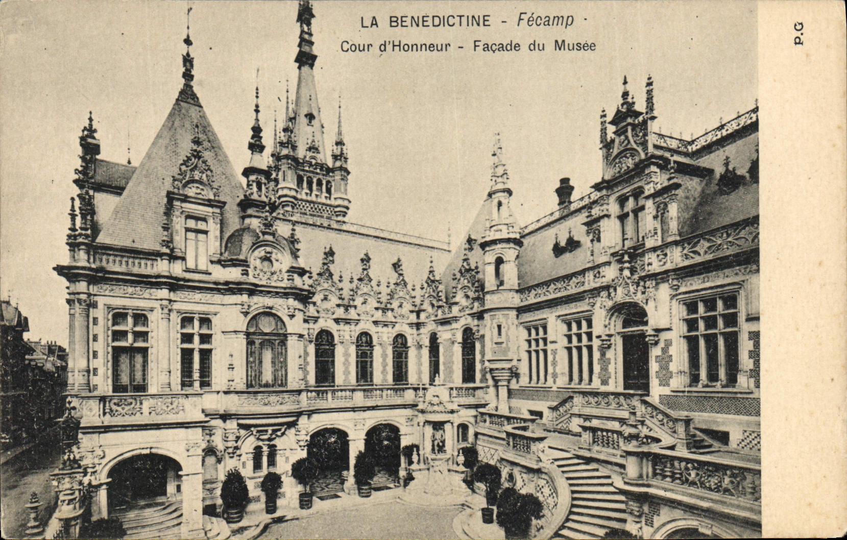 CPA La Benedictine Fecamp Cour d'Honneur Facade du Musee