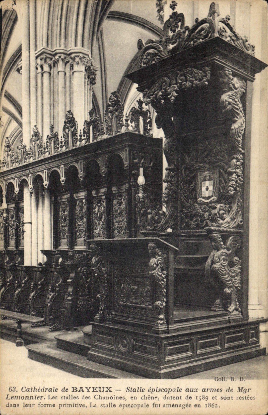 CPA Cathedrale de Bayeux Stalle episcopale aux armes de Mgr Lemonnier les Stalles des Chanoines en c